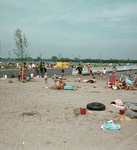821838 Afbeelding van recreanten bij het strandbad aan de Maarsseveense Plassen te Maarsseveen.